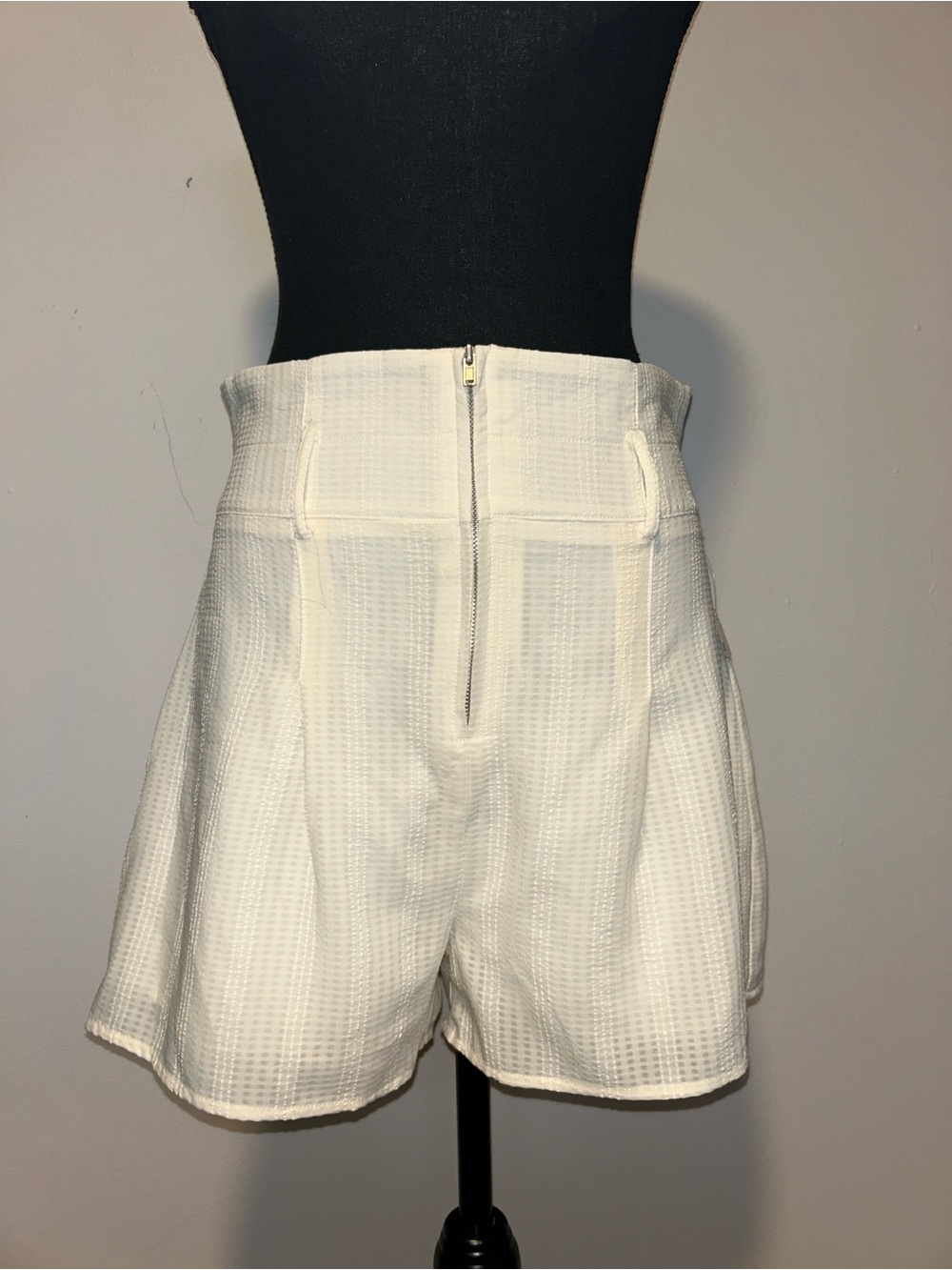 NWT LELIS Collection Textured Ivory High Waist Shorts Size Medium